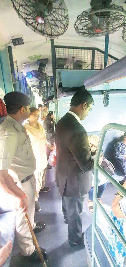 ट्रेनों में मजिस्ट्रेट चेकिंग, 96 लोगों से 46 हजार जुर्माना वसूला