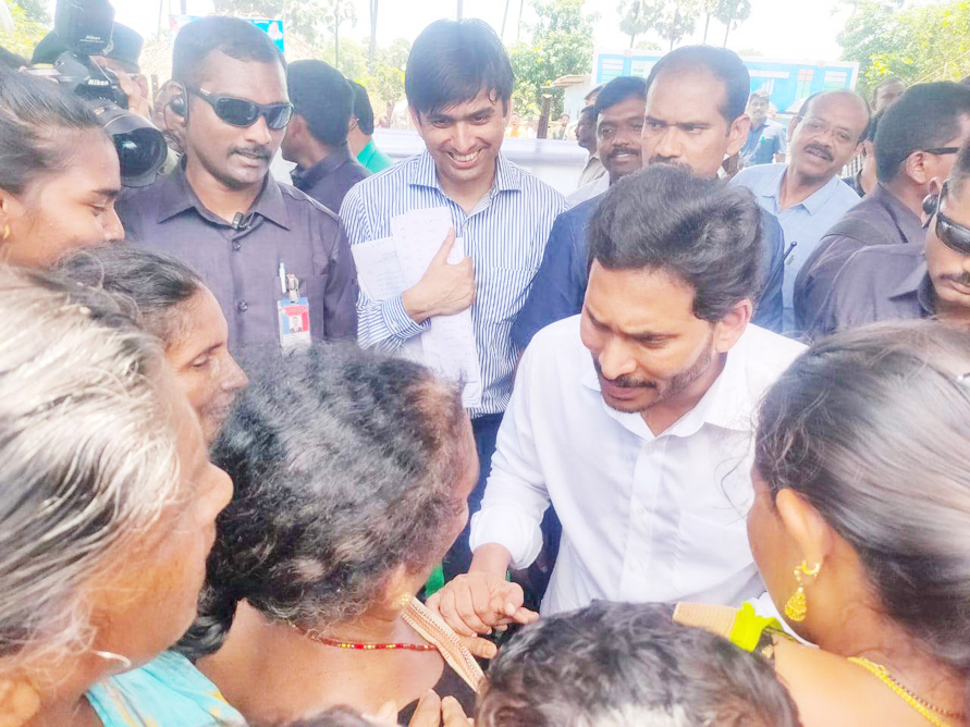 आंध्रप्रदेश के सीएम बाढ़ पीडि़तों से मिलने छग की सीमा से लगे गांव पहुंचे