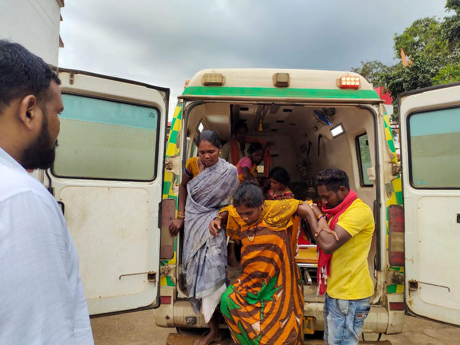 गाज से गर्भवती समेत दो महिला घायल गाज से गर्भवती समेत दो महिला घायल