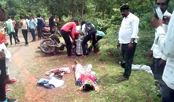 जतमई घूमने जा रहे बाईक और कार में भिड़ंत, एक की मौत, दो घायल जतमई घूमने जा रहे बाईक और कार में भिड़ंत, एक की मौत, दो घायल