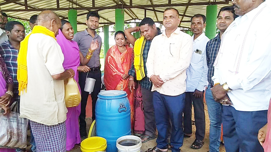 गोबर के बाद अब गोमूत्र खरीदी 4 रुपये प्रति लीटर गोबर के बाद अब गोमूत्र खरीदी 4 रुपये प्रति लीटर