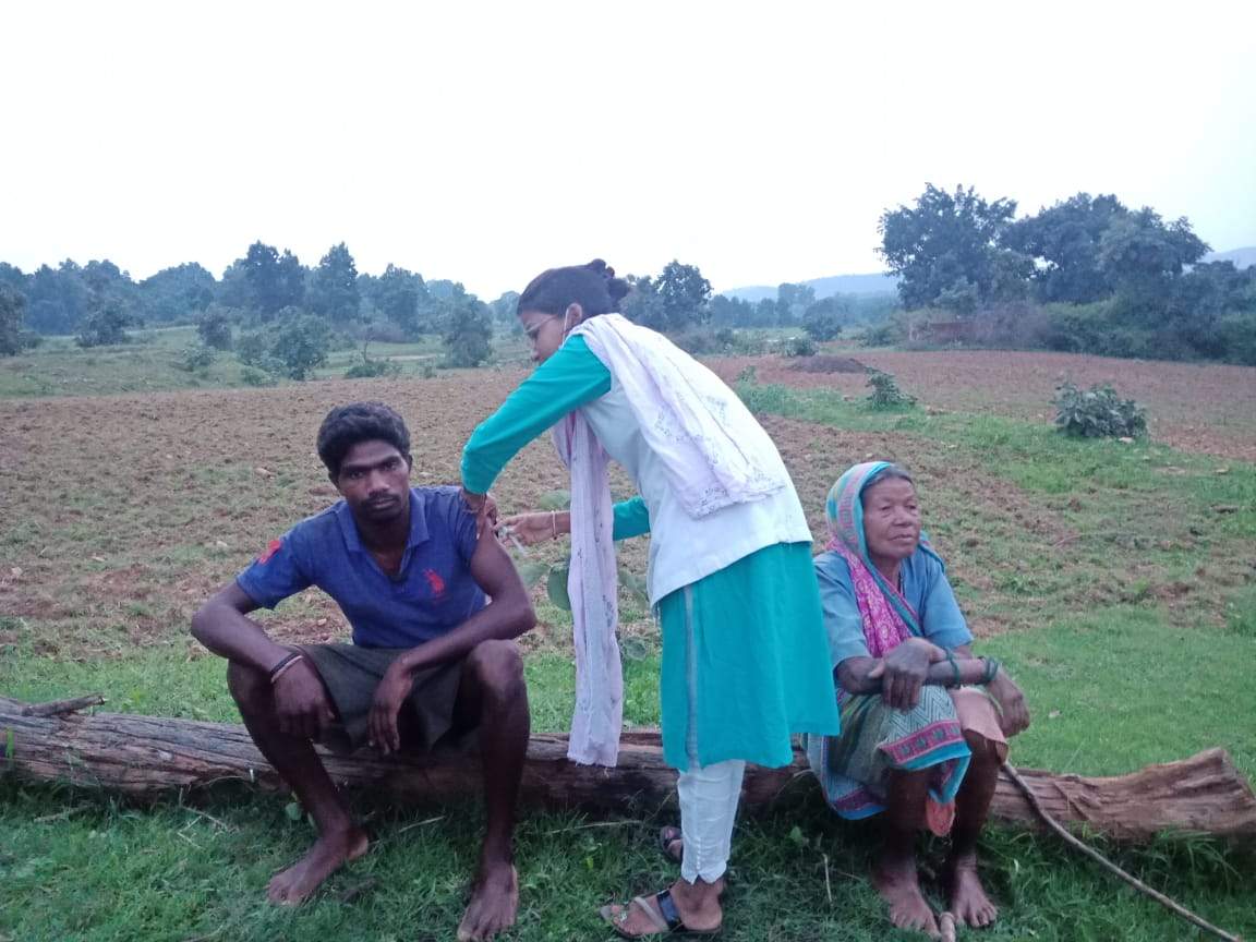 शहर से गांव तक युवा व बुजुर्गों ने लगवाया टीका