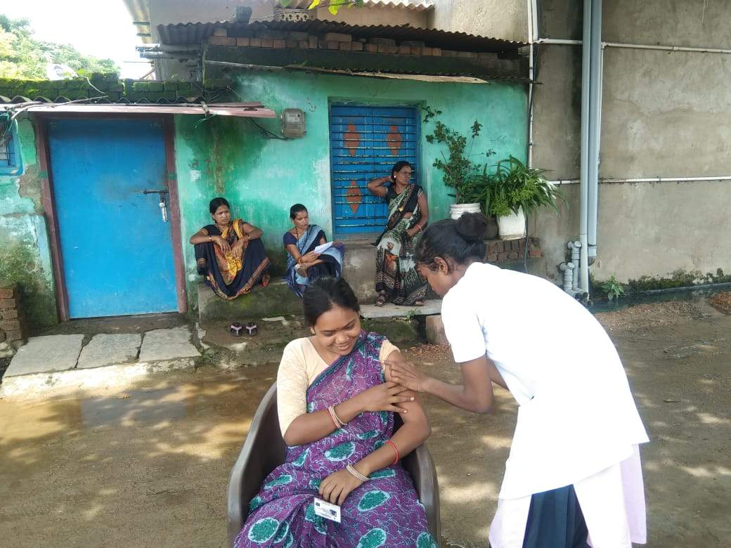 घर-घर जाकरबूस्टर डोज लगा रही स्वास्थ्य टीम