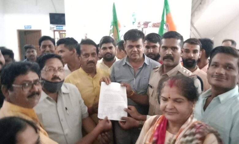 कांग्रेस नेता अधीर रंजन के खिलाफ थाने में शिकायत दर्ज करवाई भाजपाइयों ने