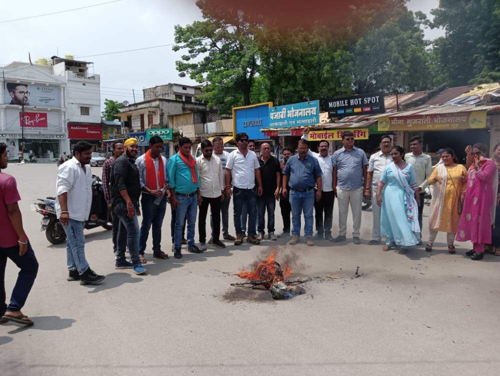 कांग्रेस सांसद अधीर रंजन खिलाफ सडक़ पर उतरी भाजपा, पुतला फूंका