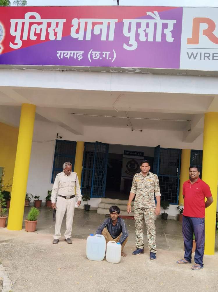 30 लीटर महुआ शराब के साथ आरोपी गिरफ्तार