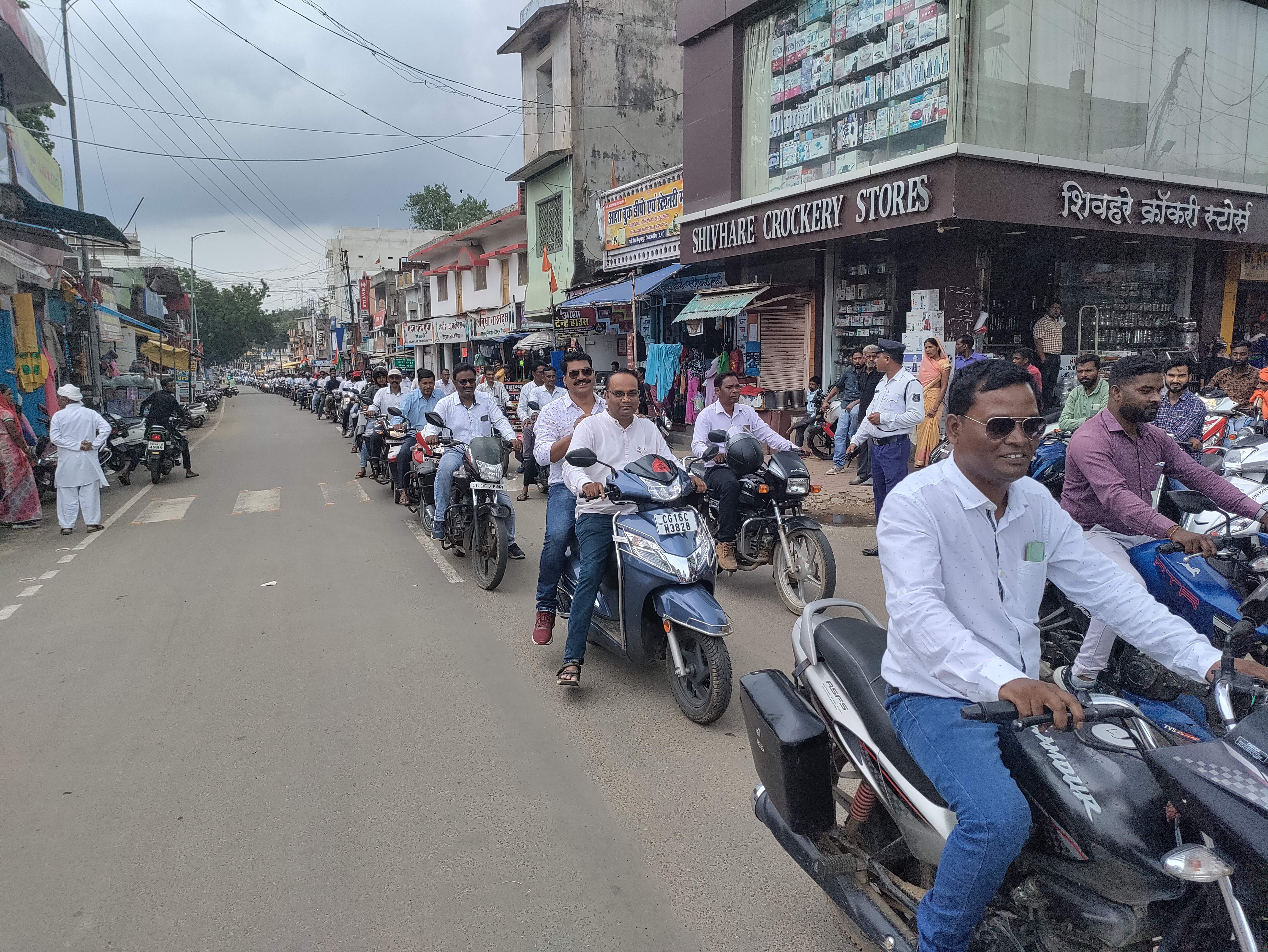 मांगों को ले अधिकारी-कर्मियों ने निकाली रैली