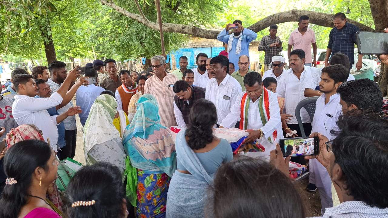 लखमा ने कोंटा बाढ़ प्रभावितों से की मुलाकात