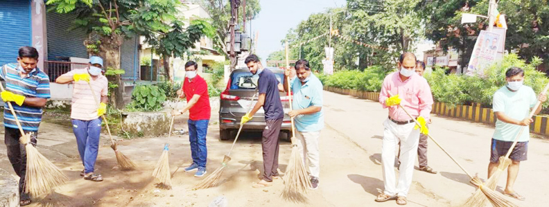 सहयोगियों संग नपाध्यक्ष ने थामी झाड़ू, सडक़ें चकाचक