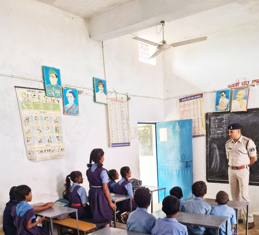नक्सल क्षेत्र के बच्चों को थानेदार ने दी तालीम