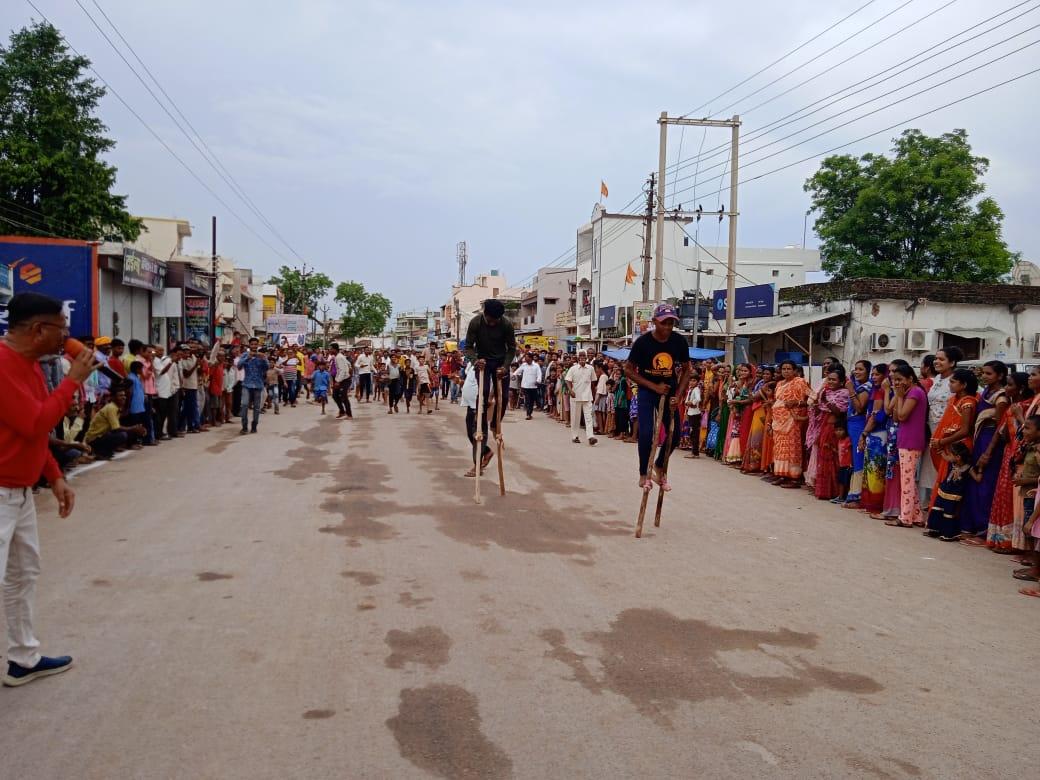 हरेली पर गेड़ी दौड़ व हण्डी फोड़ स्पर्धा