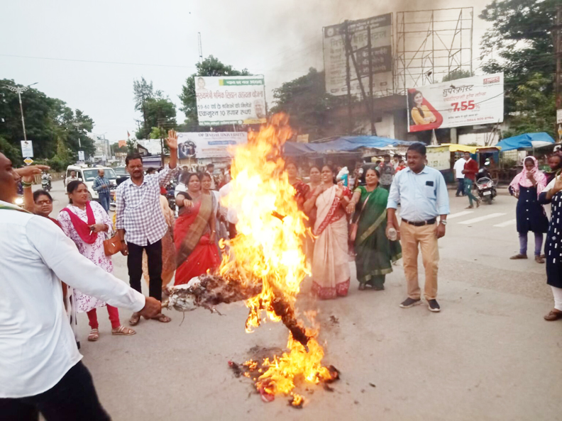 महिला काँग्रेस ने किया केंद्रीय मंत्री का पुतला दहन  