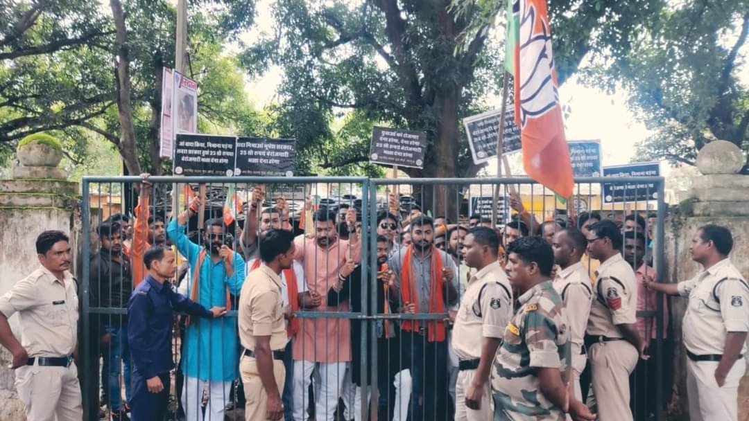 रोजगार की मांग को ले युवा मोर्चा का धरना-प्रदर्शन