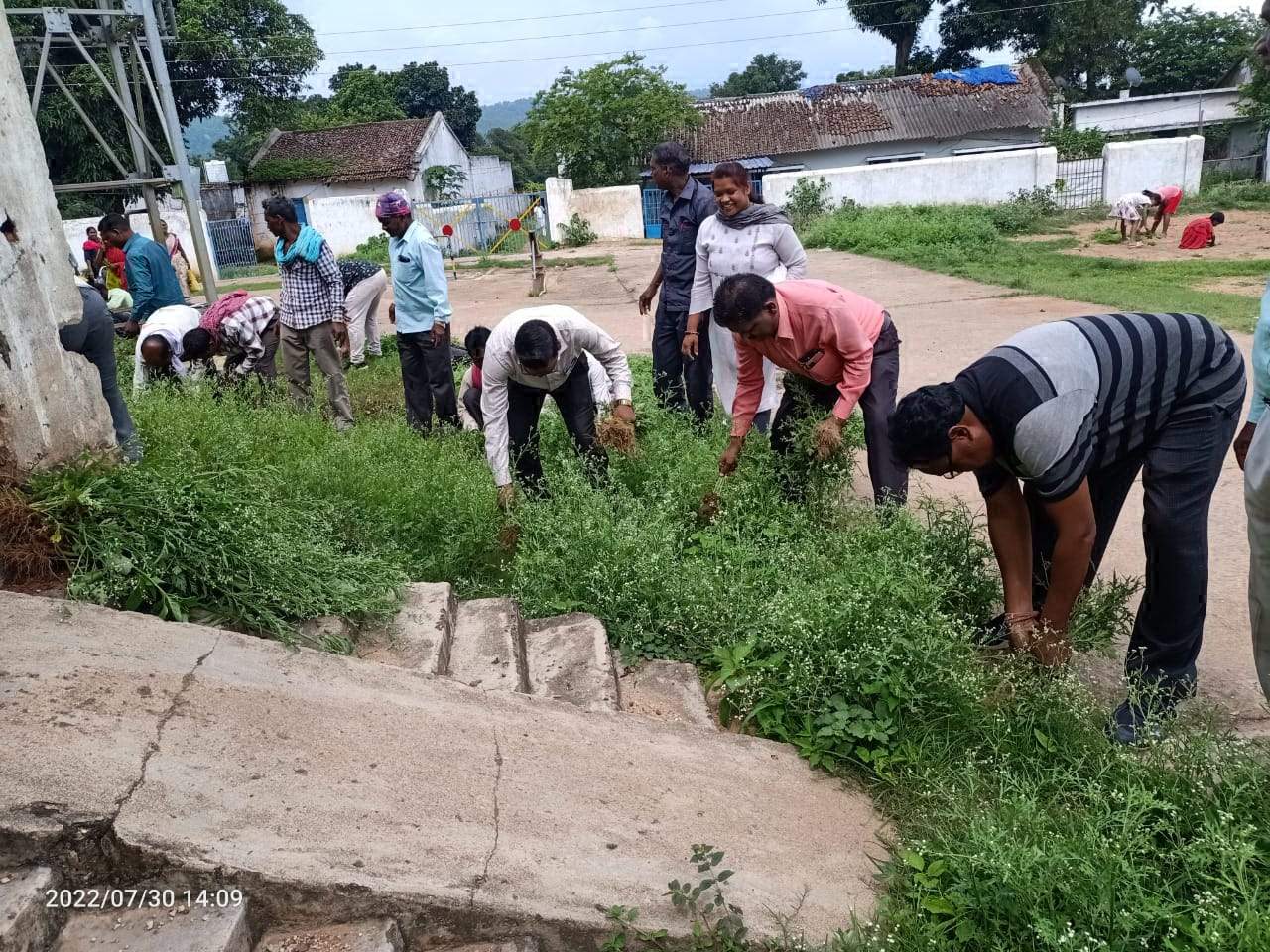 मनोरा के अफसर-कर्मियों ने चलाया सफाई अभियान, एकजुटता से किया श्रमदान