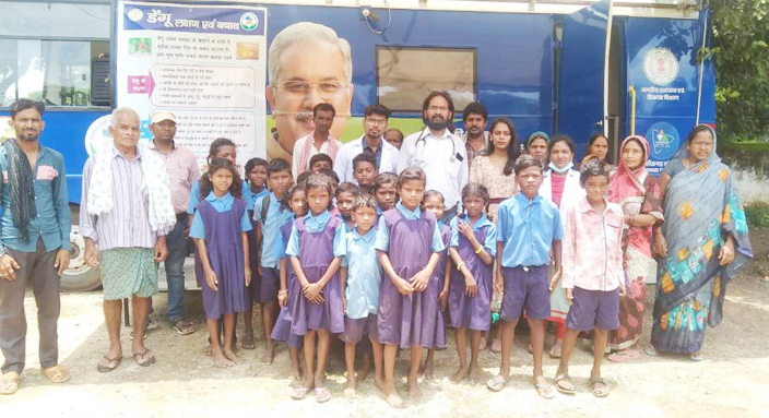 शिविर में निशुल्क उपचार, मौसमी बीमारियों की रोकथाम एवं बचाव की जानकारी दी