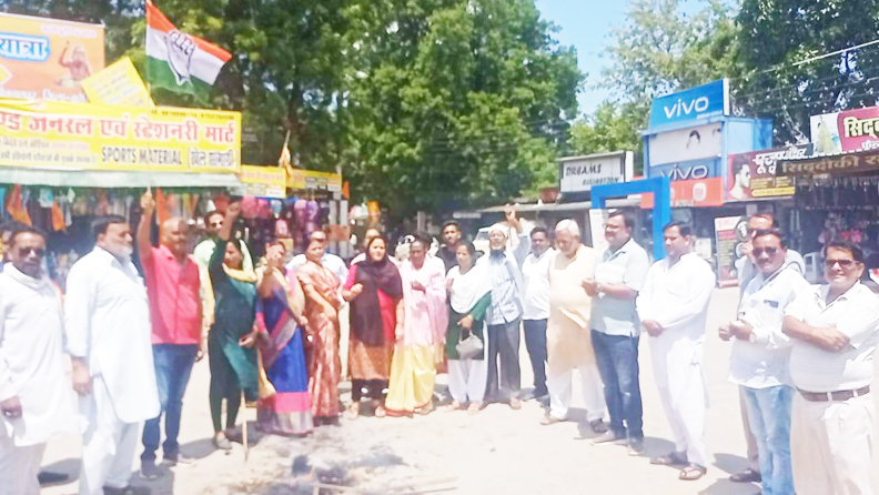 सोनिया के खिलाफ टिप्पणी, कांग्रसियों ने केंद्रीय मंत्री स्मृति का फूंका पुतला सोनिया के खिलाफ टिप्पणी, कांग्रसियों ने केंद्रीय मंत्री स्मृति का फूंका पुतला