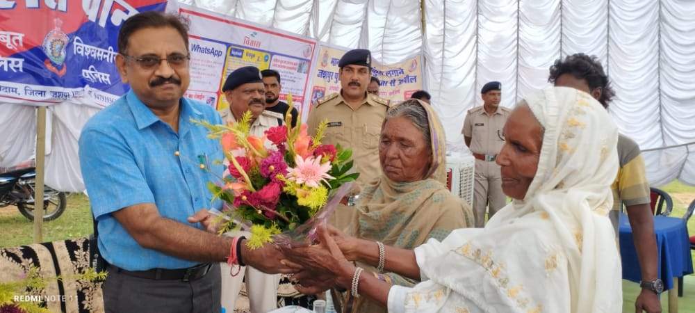 जशपुर एसपी ने संघर्ष बयां कर बताया-पिता स्टेशन में कुली थे और 9 साल में अनाथ होने पर मुस्लिम परिवार ने पाला