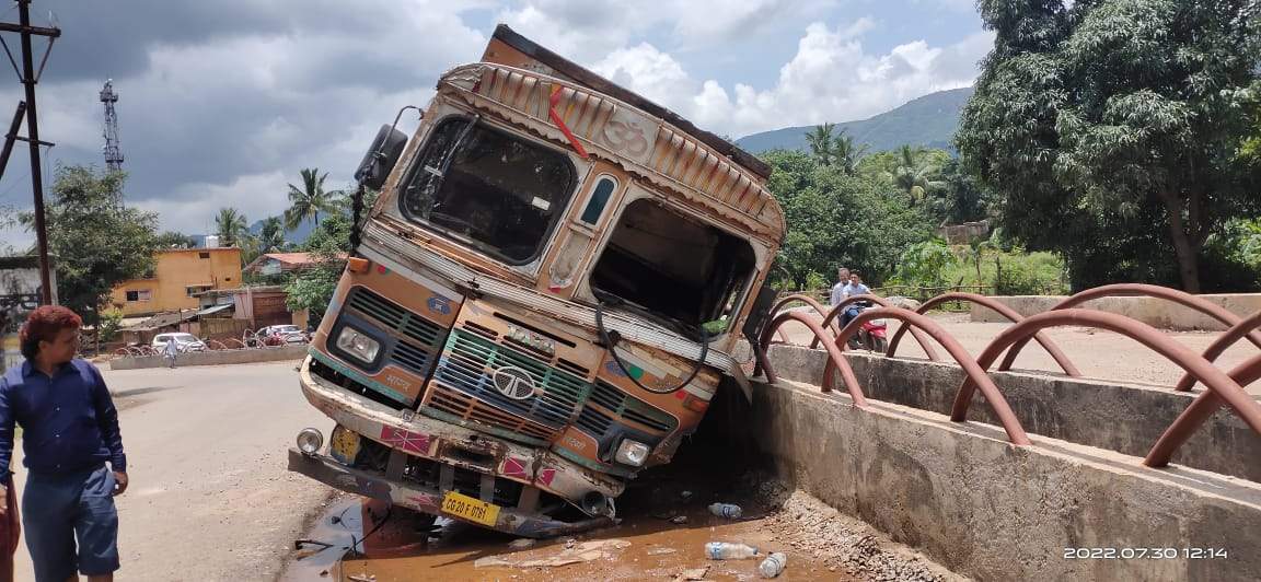 सेम्पलेक्स नाले का अंधा मोड़, हो रहे हादसे