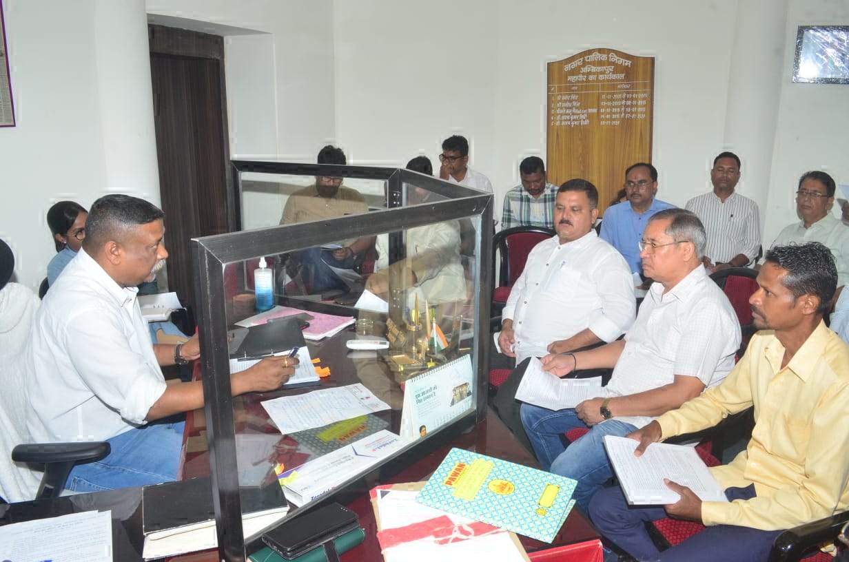 गुदरी बाजार में अव्यवस्था को लेकर महापौर सख्त, कहा फोर्स के साथ करें कार्रवाई