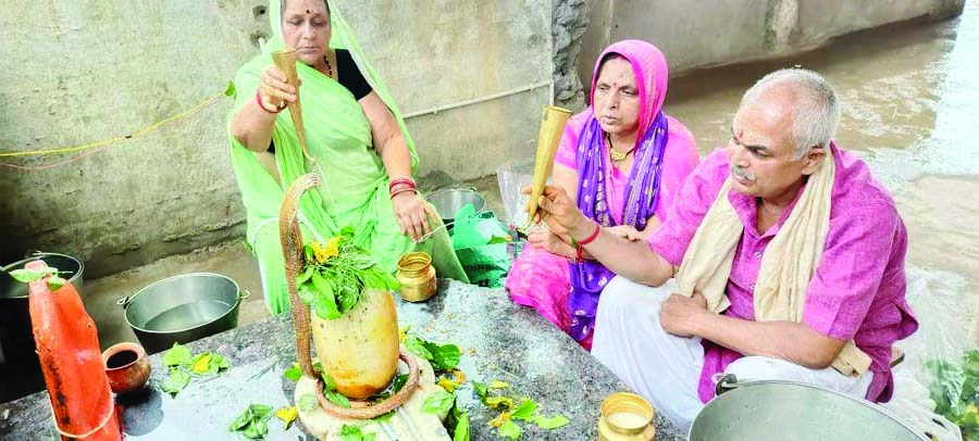 कांवरियों ने बाबा का किया जलाभिषेक