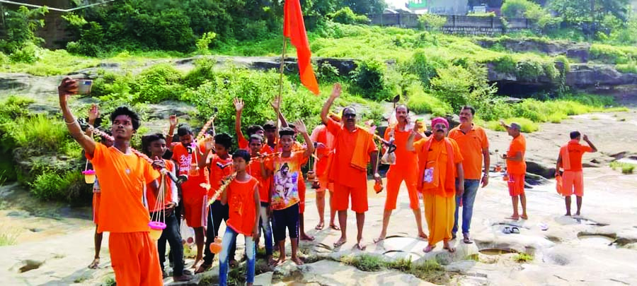 प्रेमाबाग से कांवर यात्रा कई स्थानों से होकर छुरीगढ़धाम पहुंच किया जलाभिषेक प्रेमाबाग से कांवर यात्रा कई स्थानों से होकर छुरीगढ़धाम पहुंच किया जलाभिषेक