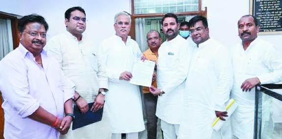मुख्यमंत्री से गुरुदयाल ने की मुलाकात मुख्यमंत्री से गुरुदयाल ने की मुलाकात