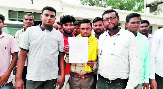 मार्ग में हुए अतिक्रमण को मुक्त  कराने की मांग, एसडीओ को ज्ञापन 