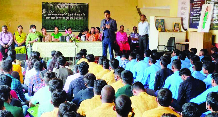 सीईओ जितेंद्र बच्चों को मार्गदर्शन देने पहुंचे मॉडल स्कूल