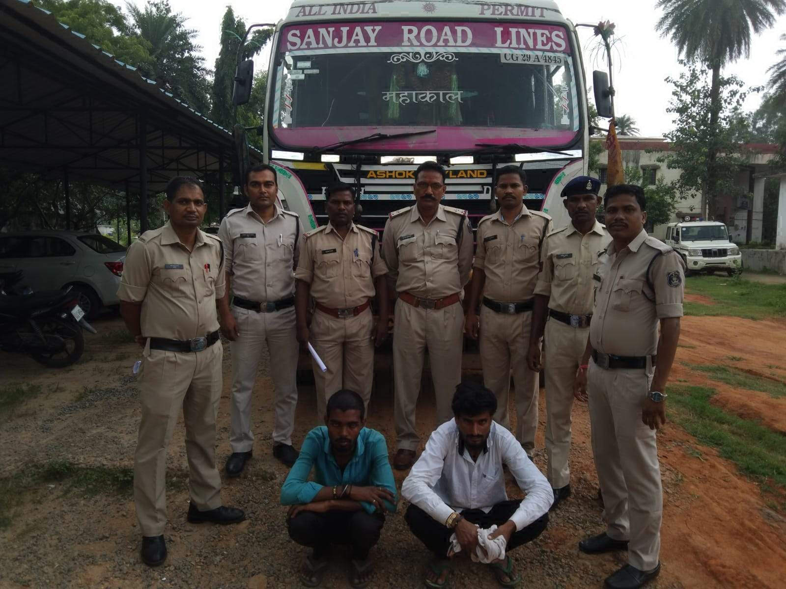 ट्रेलर से कोयले का अवैध परिवहन करते 2 गिरफ्तार