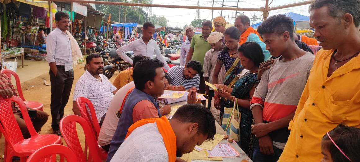 बेरोजगारी को ले भाजयुमो ने टेंट लगाकर किया विरोध-प्रदर्शन बेरोजगारी को ले भाजयुमो ने टेंट लगाकर किया विरोध-प्रदर्शन