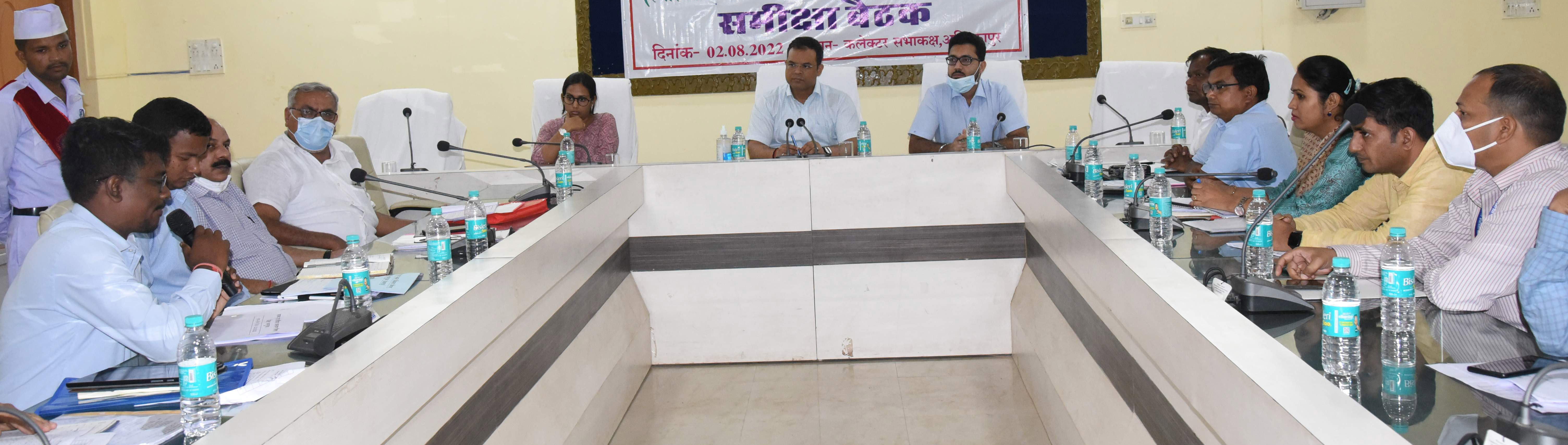 अवकाश के दिनों में भी मुख्यालय में रहें अधिकारी-कर्मचारी