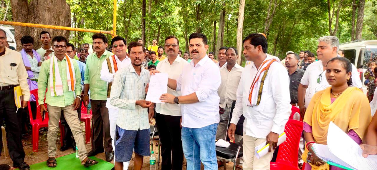 विधायक विक्रम ने बाढ़ पीडि़तों को किया मुआवजा वितरण विधायक विक्रम ने बाढ़ पीडि़तों को किया मुआवजा वितरण
