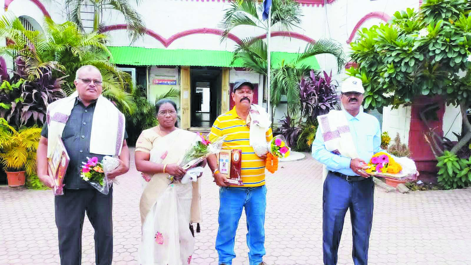 निरीक्षक रामदीन कुर्रे सहित 7 पुलिसकर्मी सेवानिवृत्त, एसपी ने शॉल-श्रीफल देकर किया सम्मानित निरीक्षक रामदीन कुर्रे सहित 7 पुलिसकर्मी सेवानिवृत्त, एसपी ने शॉल-श्रीफल देकर किया सम्मानित
