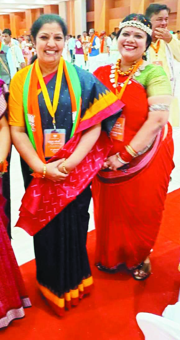 पिंकी शाह छत्तीसगढ़ पारंपरिक वेशभूषा में बैठक में पहुंचीं