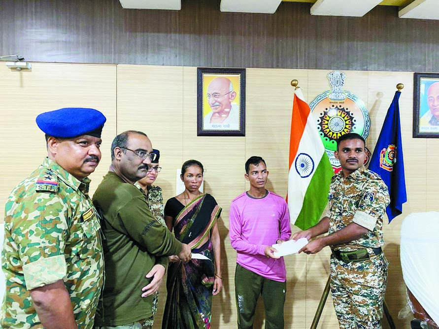 8-8 लाख के ईनामी नक्सल दंपत्ति का समर्पण