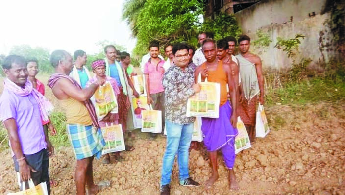 किसानों को बाँटे खाद