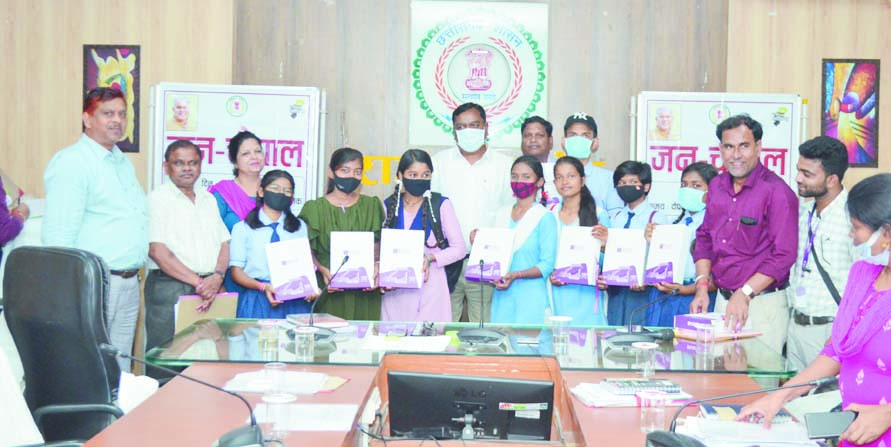 कलेक्टर ने चयनित 34 विद्यार्थियों को भेंट किया टेबलेट