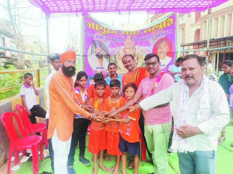 शिवभक्तों के लिए स्वल्पाहार की व्यवस्था शिवभक्तों के लिए स्वल्पाहार की व्यवस्था