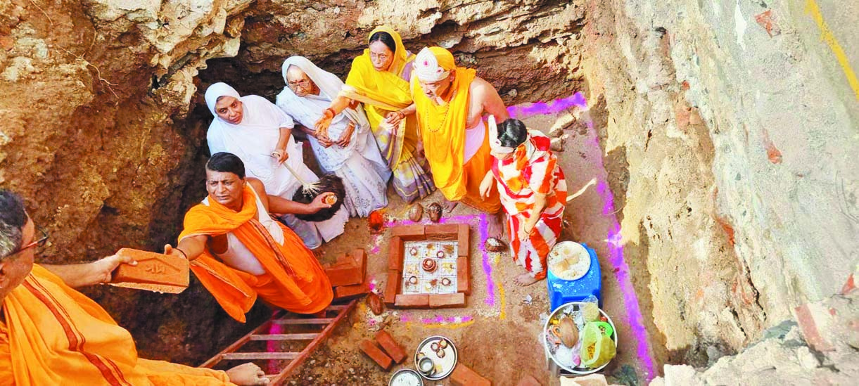 श्री दिगंबर जैन मंदिर के नवीन जिनालय का निर्माण शुरू श्री दिगंबर जैन मंदिर के नवीन जिनालय का निर्माण शुरू