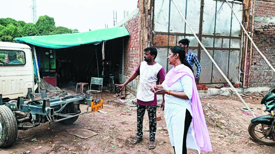 सडक़ बाधित कर वाहन को खड़ा  रखने वाले कबाड़ी पर जुर्माना