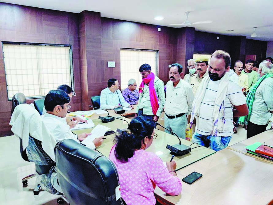 कलेक्टर जनचौपाल में 30 आवेदन कलेक्टर जनचौपाल में 30 आवेदन