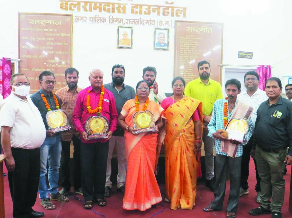 सेवानिवृत्त पर जैन, वर्मा, रामटेके व कृष्ण कुमार को निगम में दी गई विदाई