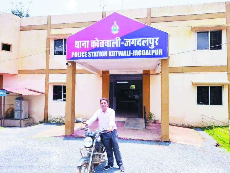 गुम बाइक को ढूंढकर मालिक को सौंपा गुम बाइक को ढूंढकर मालिक को सौंपा