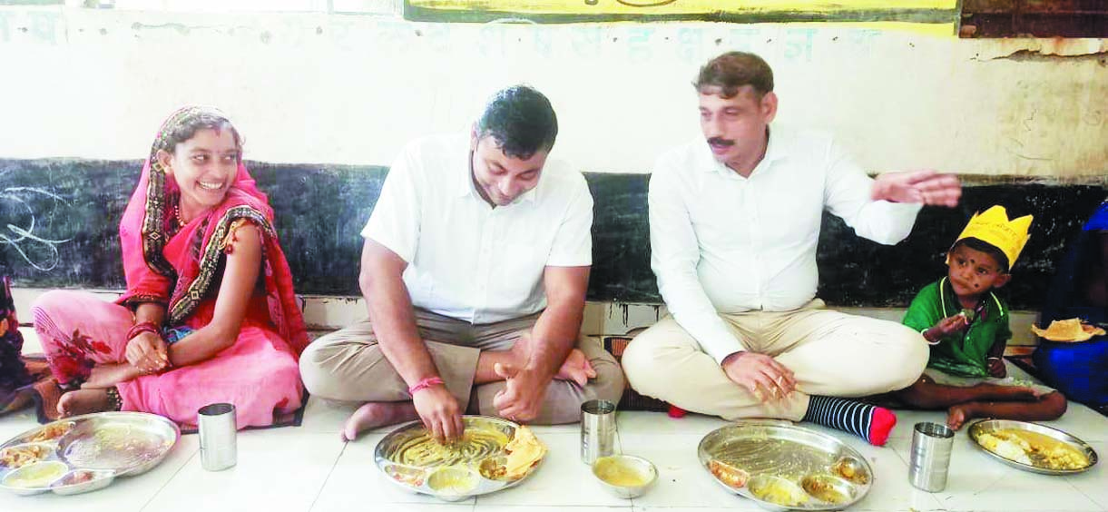 वजन त्यौहार में शामिल हुए कलेक्टर, एनिमिक महिलाओं एवं बच्चों के संग जमीन में बैठकर किया भोजन