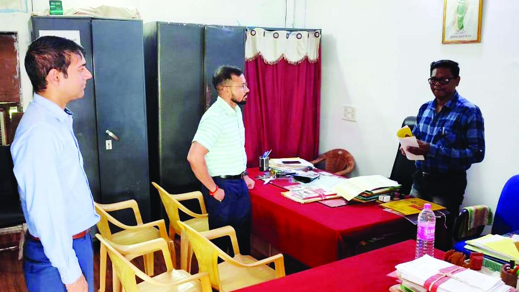 कलेक्टर ने जिला पंचायत का लिया जायजा कलेक्टर ने जिला पंचायत का लिया जायजा