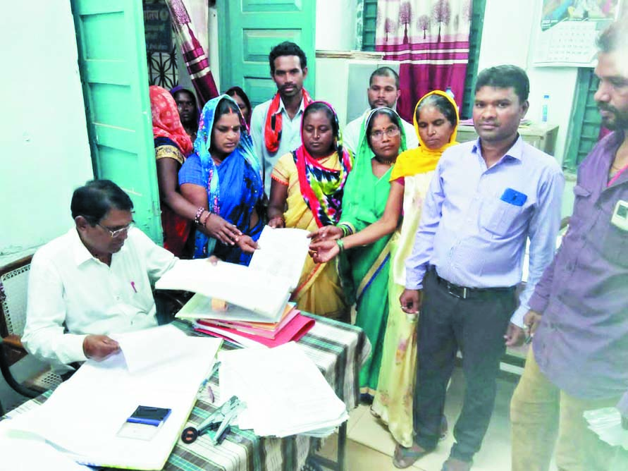 सरपंच के खिलाफ अविश्वास प्रस्ताव लाने ज्ञापन सरपंच के खिलाफ अविश्वास प्रस्ताव लाने ज्ञापन