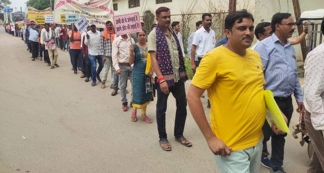 समान वेतन और नियमितीकरण की मांग को ले सहकारी समिति कर्मचारी संघ ने निकाली रैली समान वेतन और नियमितीकरण की मांग को ले सहकारी समिति कर्मचारी संघ ने निकाली रैली