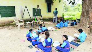जर्जर भवन के बरामदे में पढऩे  को मजबूर स्कूली छात्र