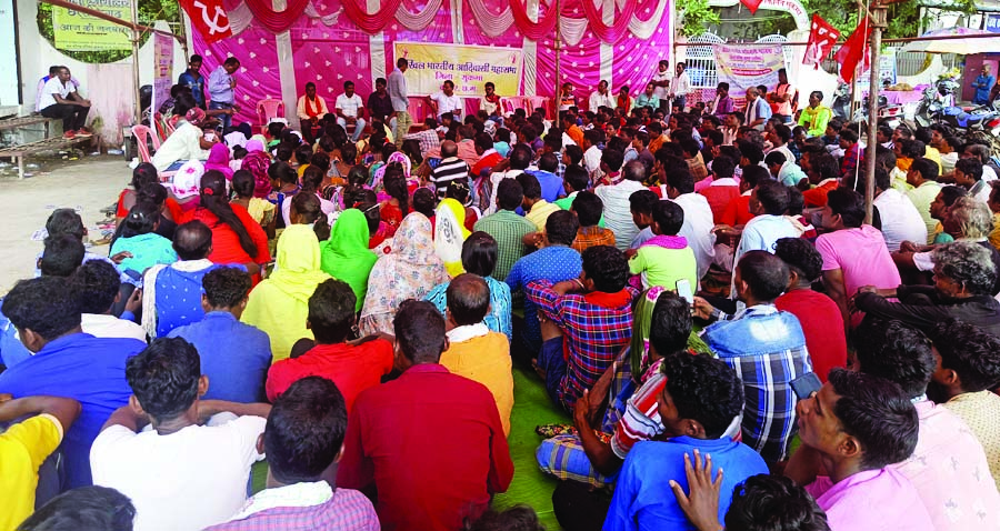 दो सूत्रीय मांगों को लेकर आदिवासी महासभा का धरना-प्रदर्शन