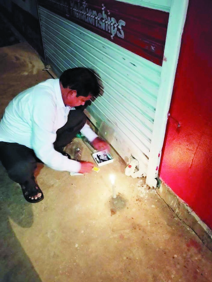 अधिक दाम में बेच रहे थे खाद, 3 दुकानें सील अधिक दाम में बेच रहे थे खाद, 3 दुकानें सील